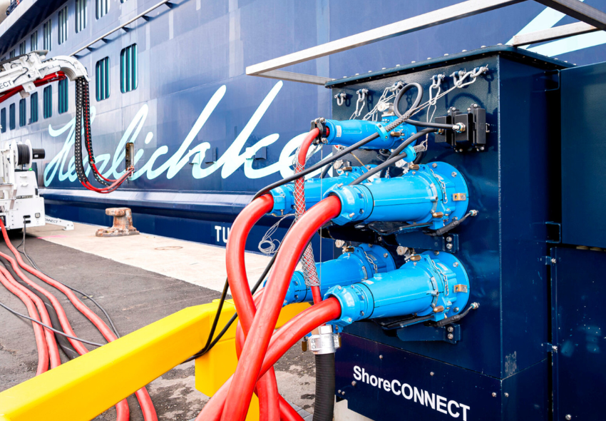 Landstrombezug der Mein Schiff Flotte in Kiel Hafenaufnahme vom Tanken des Bio LNG Treibstoffs