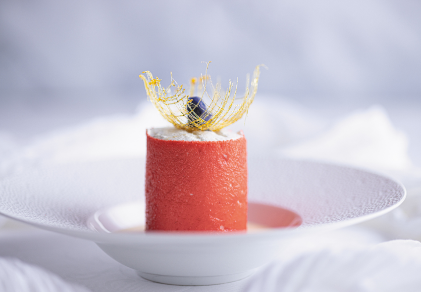 Regent Seven Seas Cruises - The Butter Book® Nachtisch an Bord von Regent Seven Seas Cruises auf weißem Teller und weißem Tisch verziert mit Gold