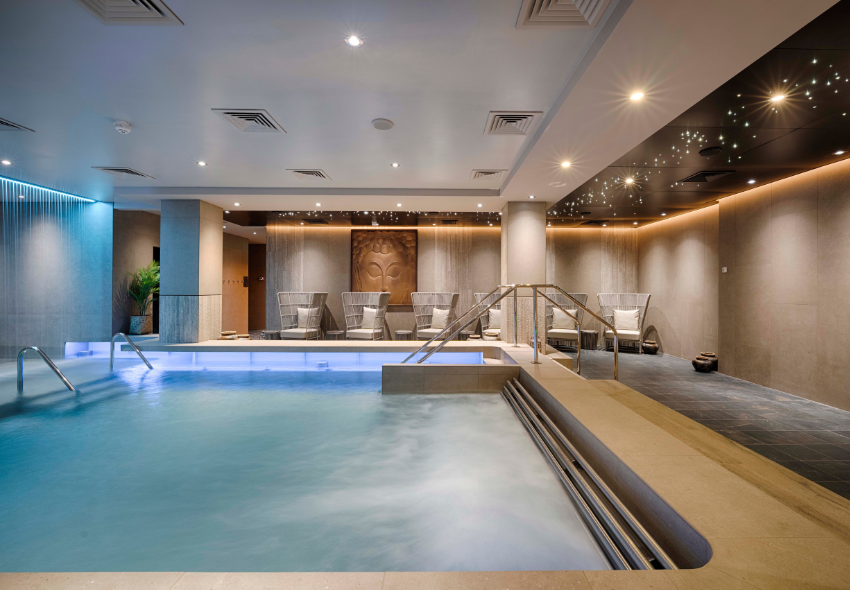 Das MSC Aurea Spa an Bord der MSC World Asia Poolbereich mit Stühlen im MSC Aurea Spa