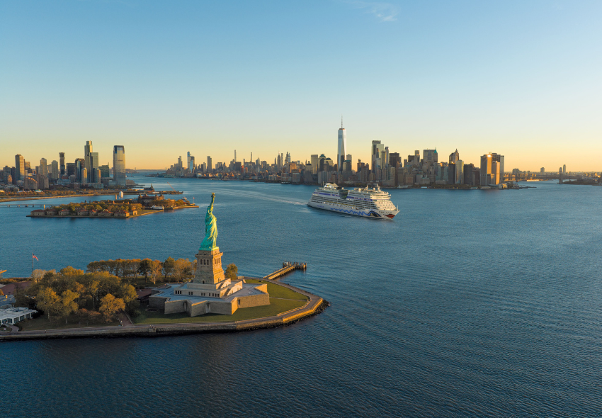 AIDAluna vor New York auf dem Meer mit Skyline und der Freiheitsstatue