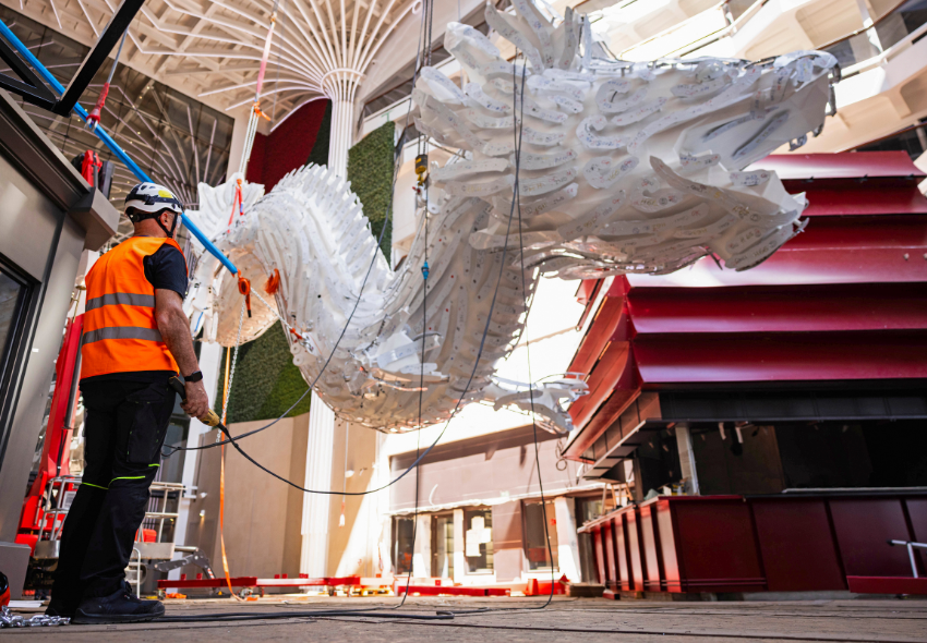 Drachenskulptur MSC World Asia World Promenade Bauarbeiter und Baumaßnahmen der weißen Drachenskulptur