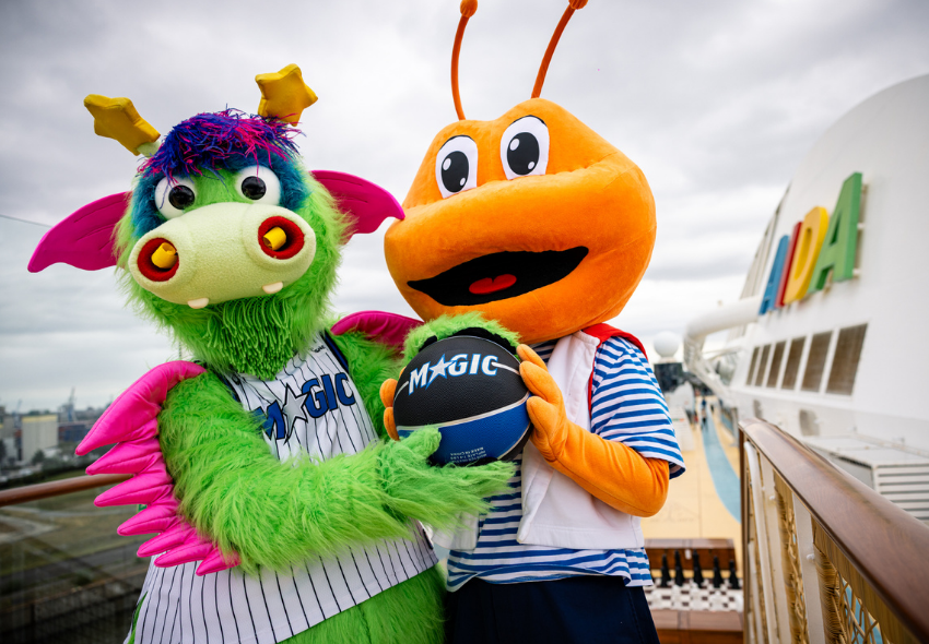 AIDAperla Basketball Magic und Dodo auf AIDA mit Basketball und AIDA Logo rechts