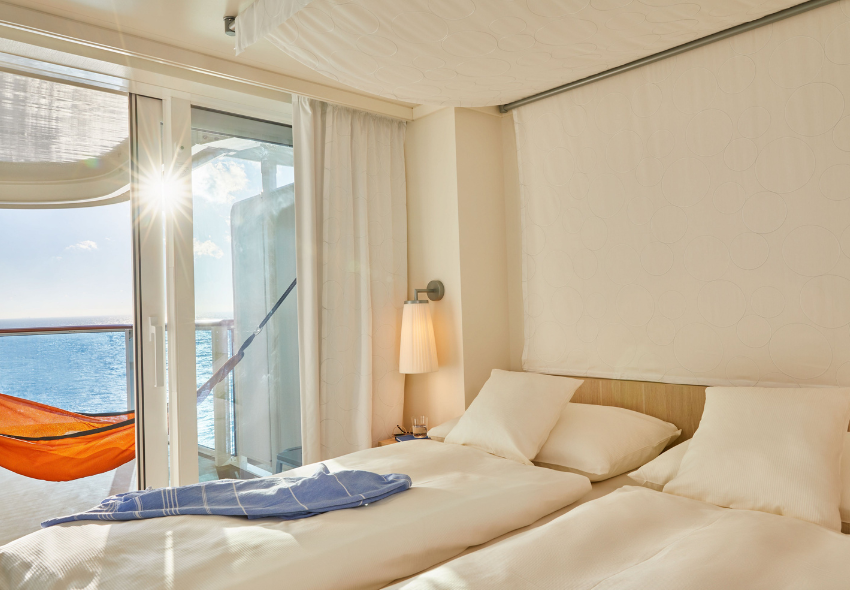 Balkonkabine am Seetag Sonne scheint rein vom Balkon mit der Hängematte und strahlt auf dir Betten