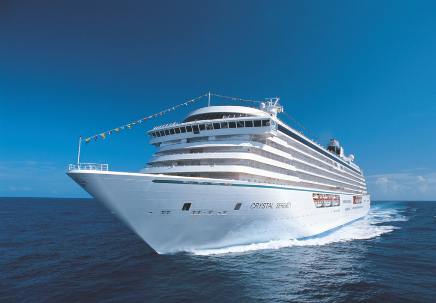 Außenansicht von vorne des Luxusschiffes Crystal Serenity auf dem Meer