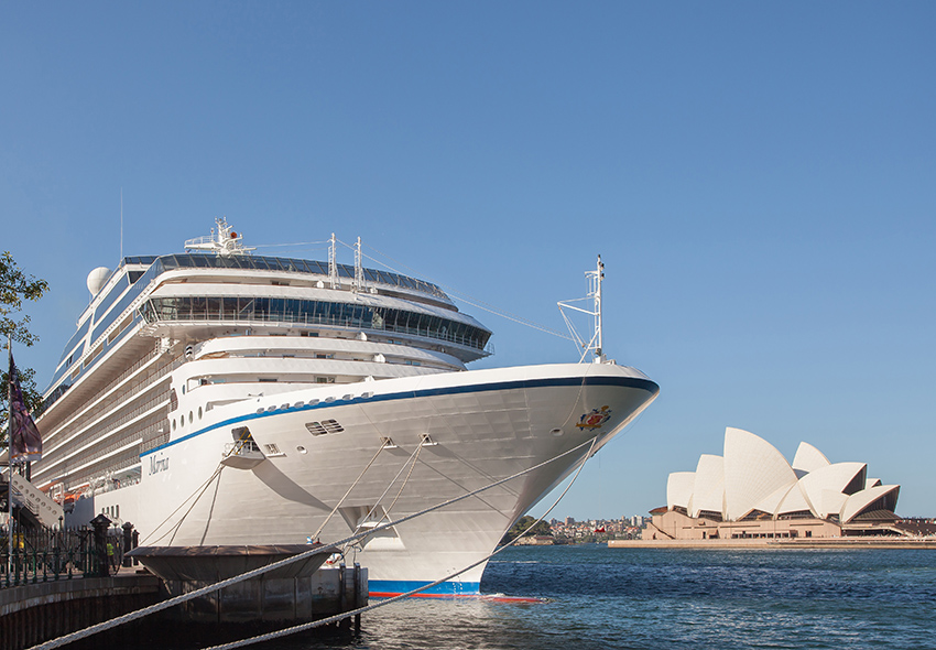 Oceania Marina ankert vor Sydney Opera House