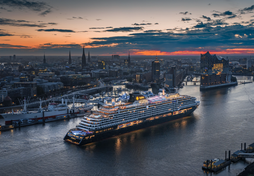 EXPLORA III läuft bei Sonnenaufgang in den Hamburger Hafen ein
