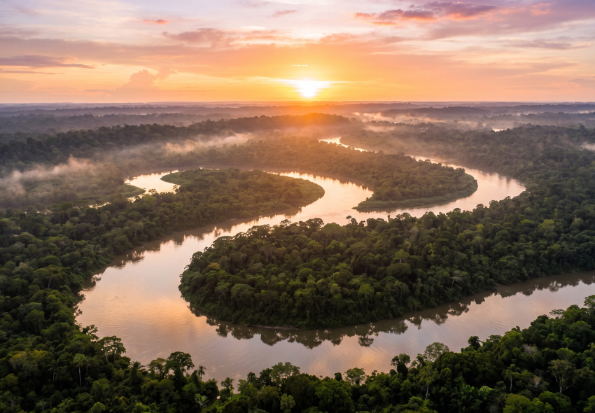 Seabourn Amazonas Blick von oben auf den Amazonas River mit Sonnenuntergang