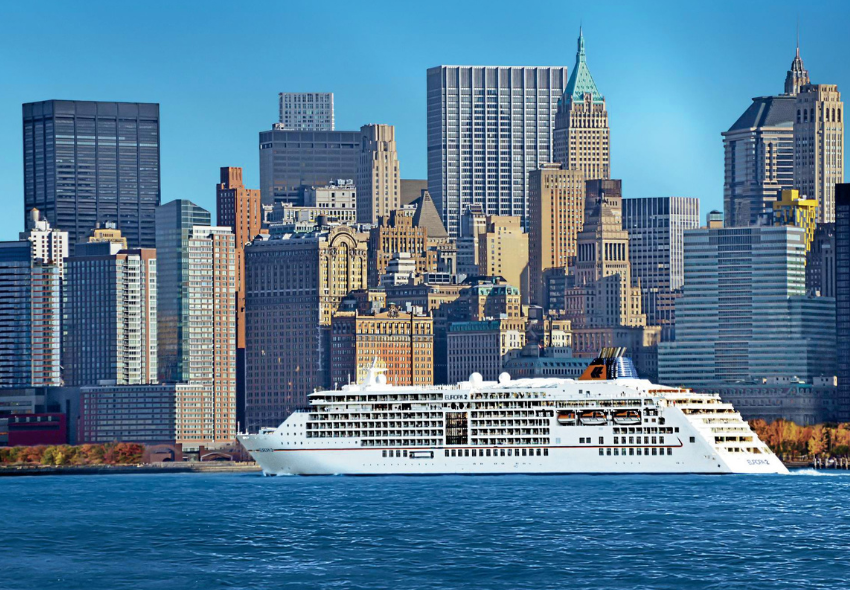 MS EUROPA 2 Die MS EUROPA 2 vor der Skyline von New York auf dem Meer