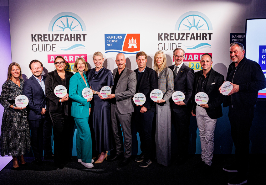 Kreuzfahrtguide Verschiedene Menschen vom Kreuzfahrtguide vor einer Wand