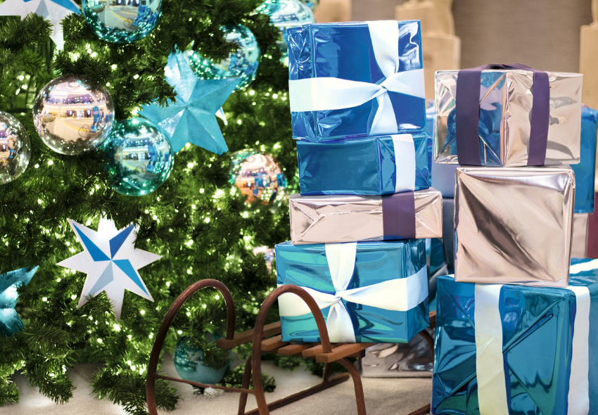 Mein Schiff Feiertage Geschmückter Weihnachtsbaum und Geschenke auf Schlitten auf Mein Schiff