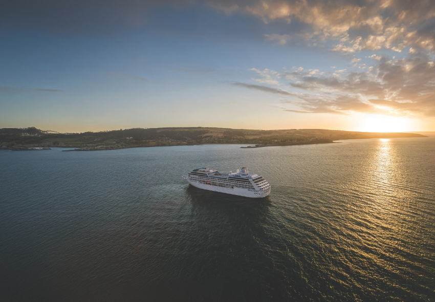 Oceania Aurelia Außenansicht der Oceania Aurelia auf dem Meer mit Sonnenuntergang
