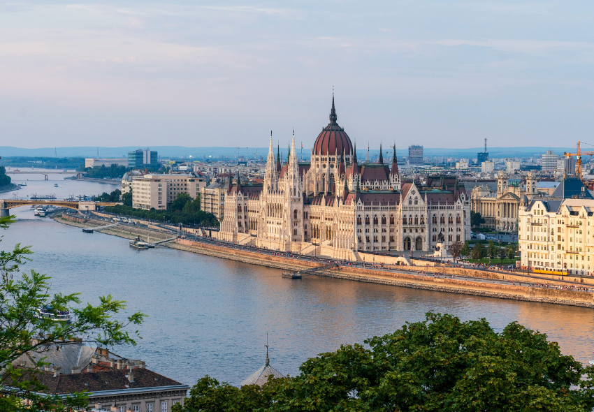 Parlamentsgebäude in Budapest mit Blick auf die Donau