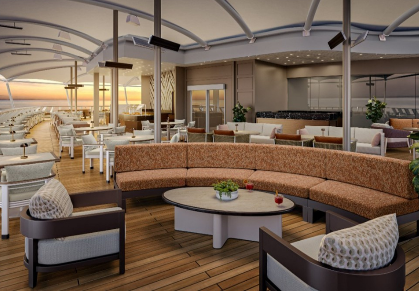 Das offene Restaurant Solmar Terrace an Bord der Seven Seas Prestige mit zahlreichen Tischen und Sitzgruppen auf einem Holzdeck. Im Vordergrund stehen eine große geschwungene Sitzbank und Sessel, während im Hintergrund der Blick über das Meer bei Sonne