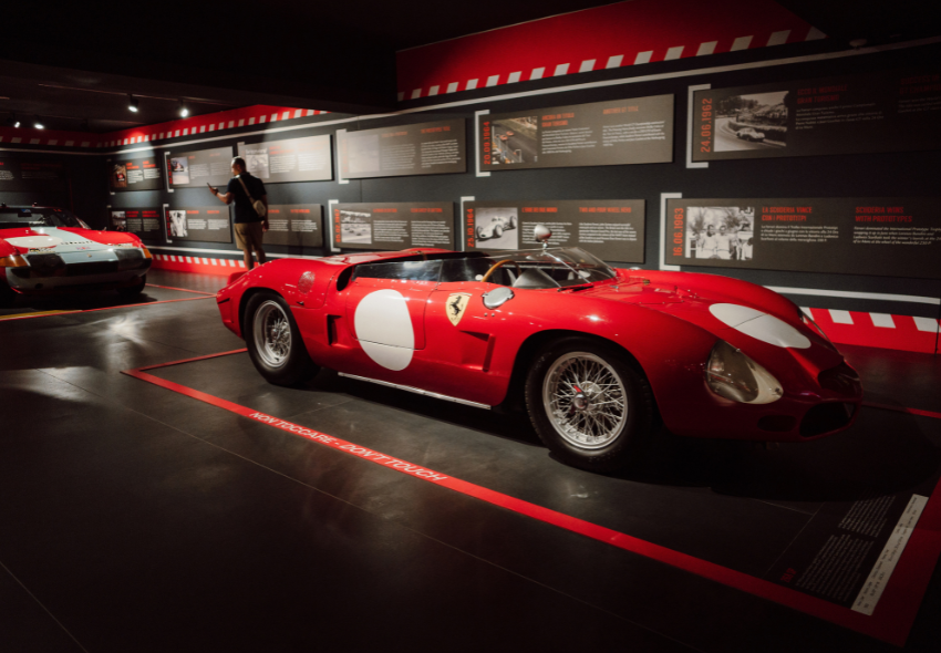 Ferrari Roter Ferrari in einer Ausstellungshalle