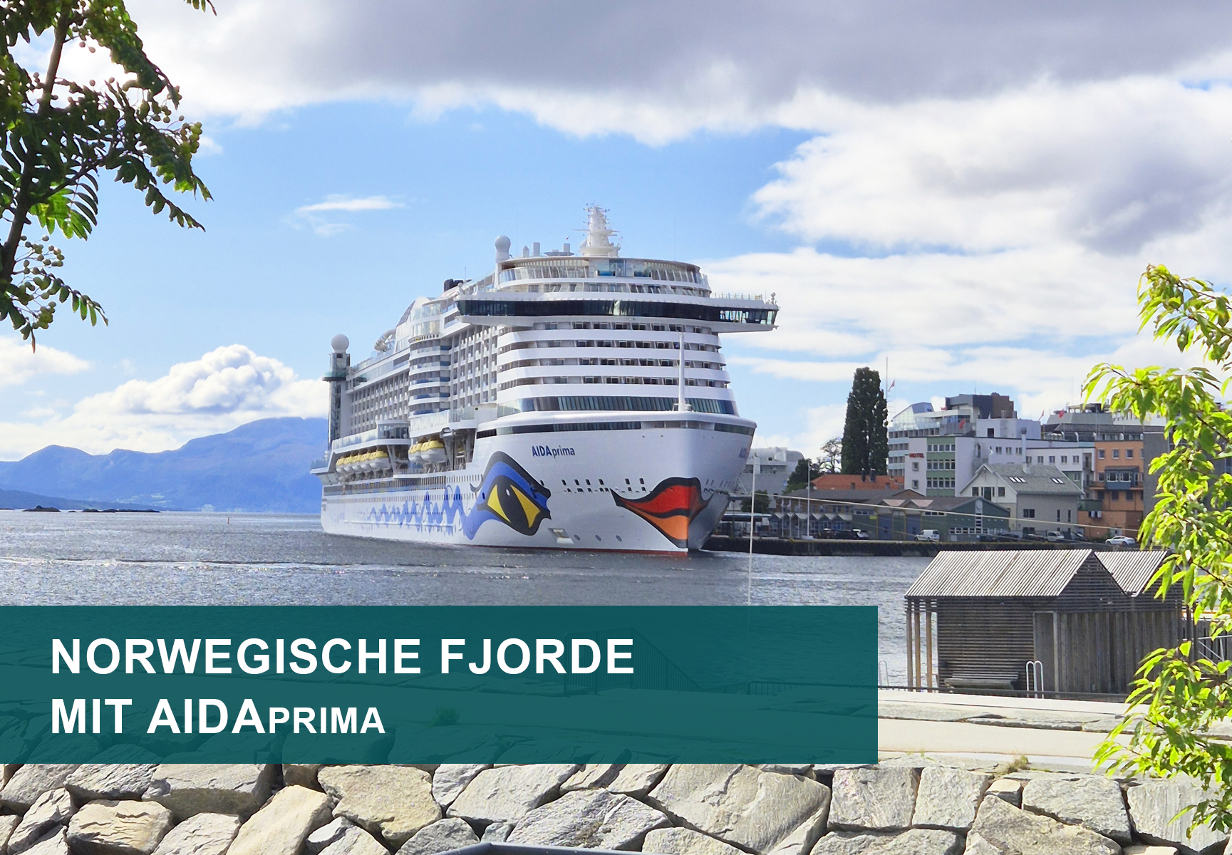 AIDAprima Außenansicht AIDAprima von vorne im Hafen auf dem Wasser mit nordischer Stadt im Hintergrund