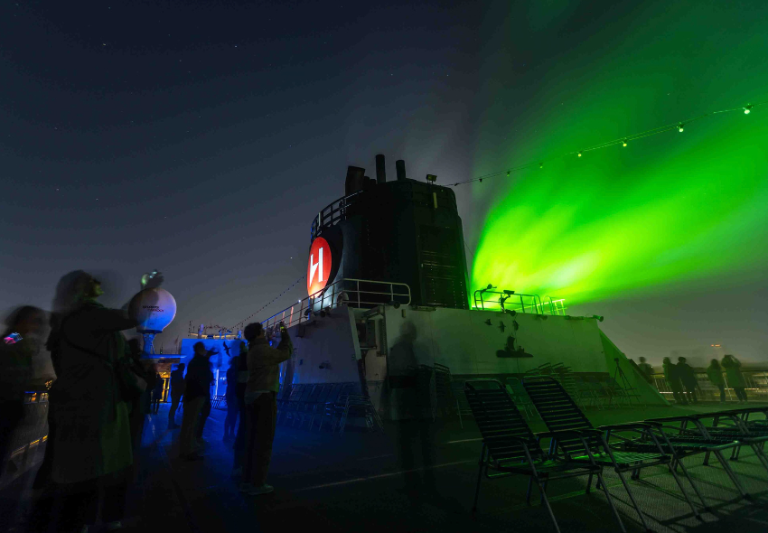 MS Midnatsol Polarlichter Die Lichtpiraten, Projektions-Künstler aus Berlin, ließen Nordlicht am Himmel aufstrahlen.