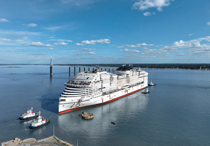 MSC World Atlantic erstmals mit Wasser unter dem Kiel auf dem Meer