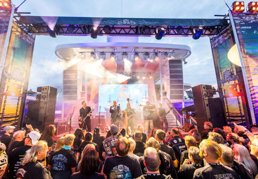 Pooldeck auf Mein Schiff mit Band und Gästen während der Full Metal Cruise