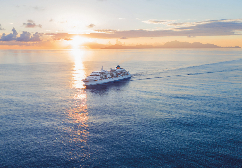 Schiff von Wasser umgeben, angestrahlt vom Sonnenuntergang