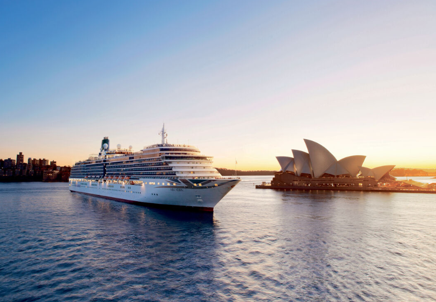 Die Arcadia von vorne und der Seite auf dem Meer vor der Oper in Sydney
