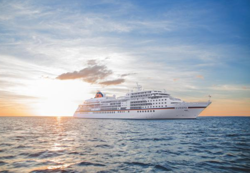 Außenansicht der EUROPA von Hapag-Lloyd Cruises auf dem Meer mit Sonnenuntergang