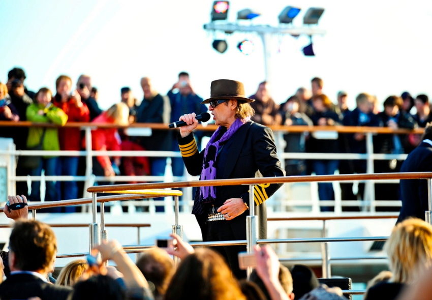 Eventreisen mit Mein Schiff Udo Lindenberg an Bord von Mein Schiff am Singen mit Zuschauern