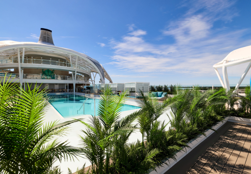 Das Pooldeck der Mein Schiff Flow mit Macron Dach und Pflanzen