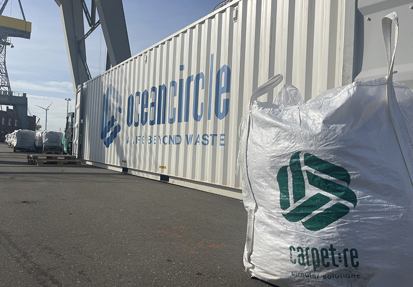 Container Oceancircle - AIDA Container im Hafen mit Aufschrift Oceancircle und Recyclingsack im Vordergrund