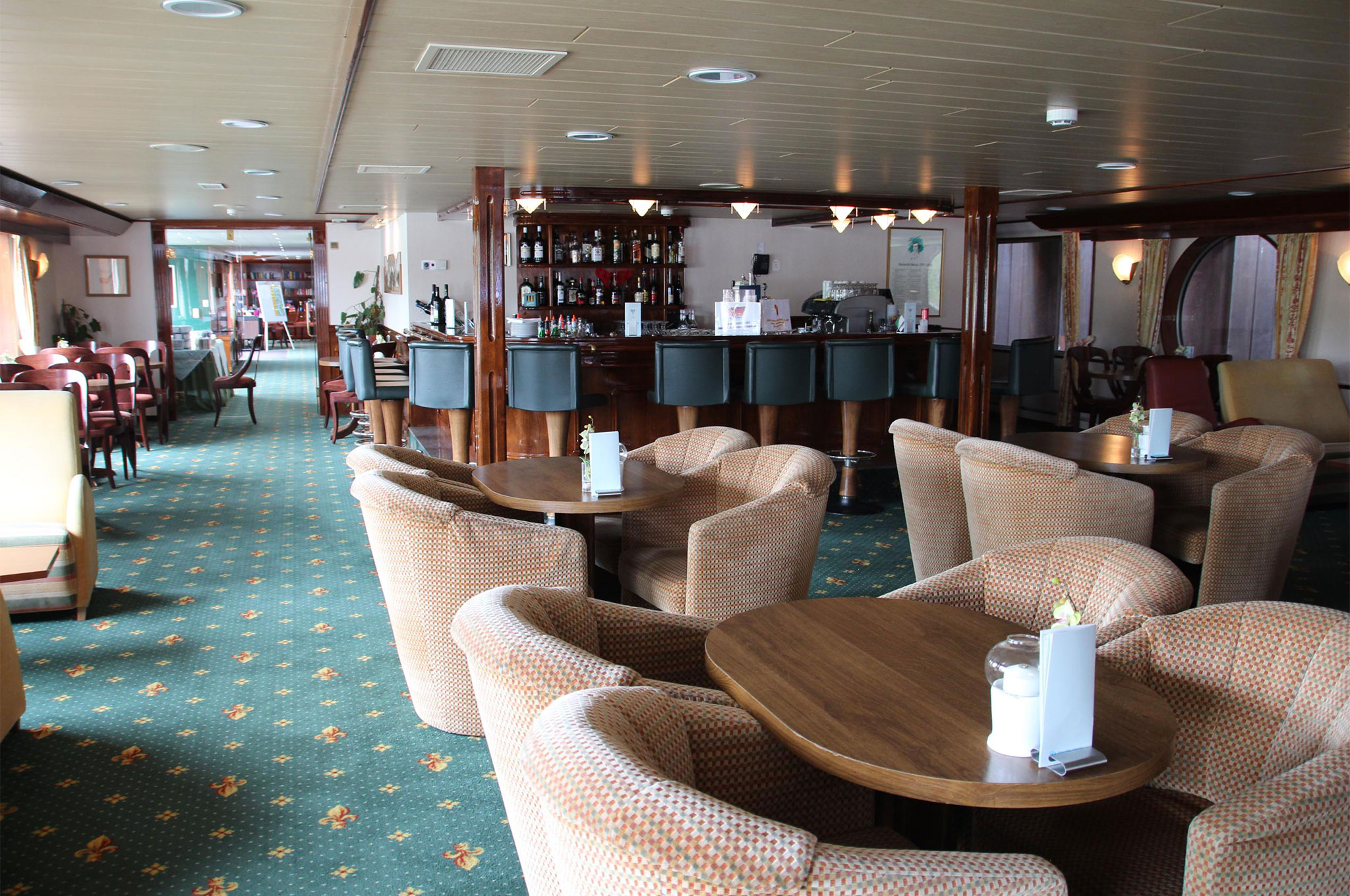 Panoramasalon mit Bar