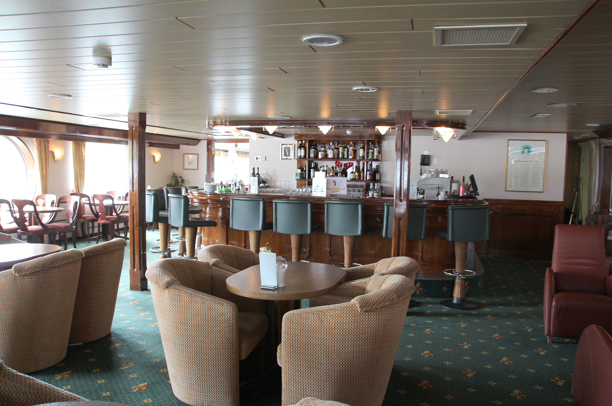 Panoramasalon mit Bar