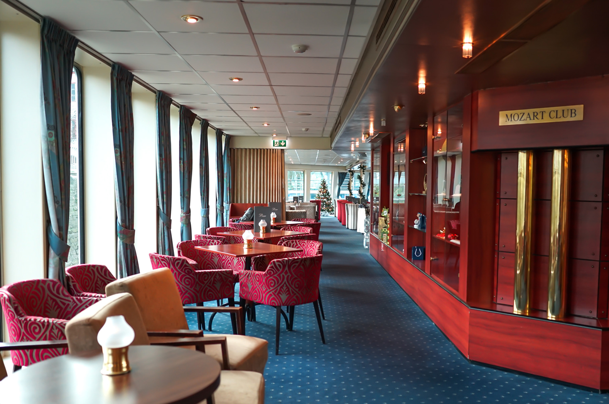 Panoramasalon mit Bar