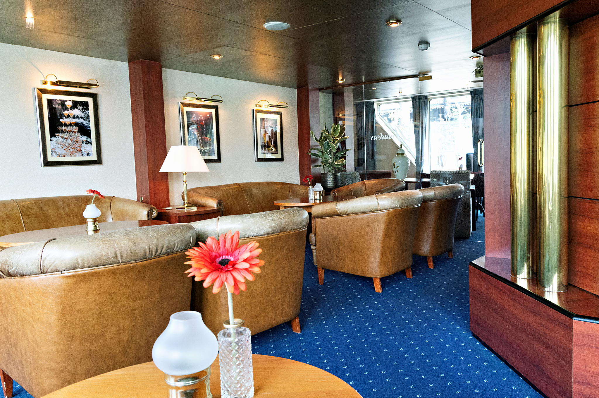 Panoramasalon mit Bar