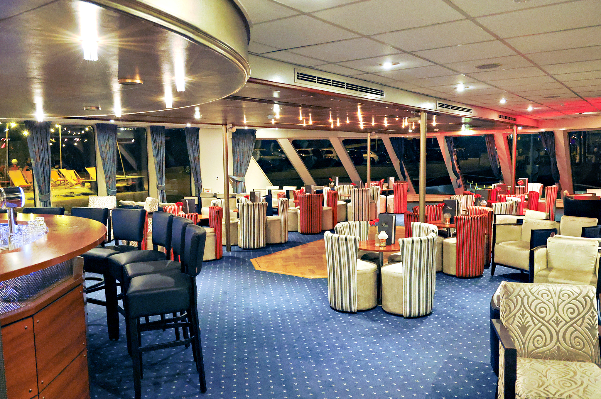 Panoramasalon mit Bar