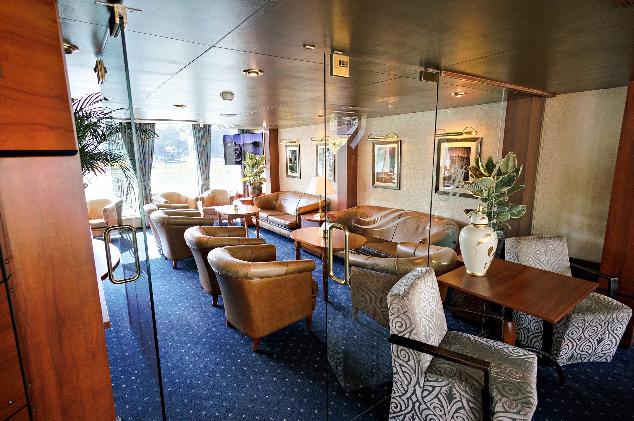 Panoramasalon mit Bar