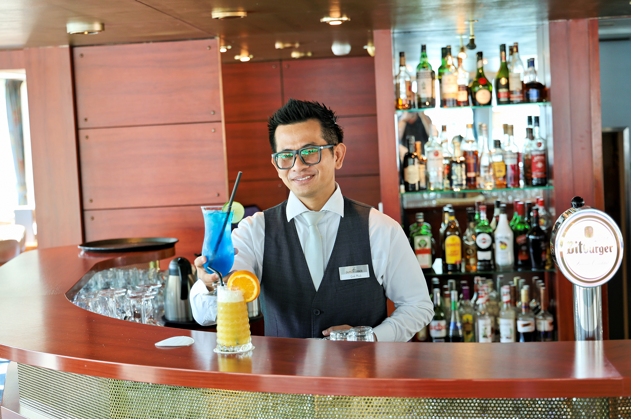 Panoramasalon mit Bar