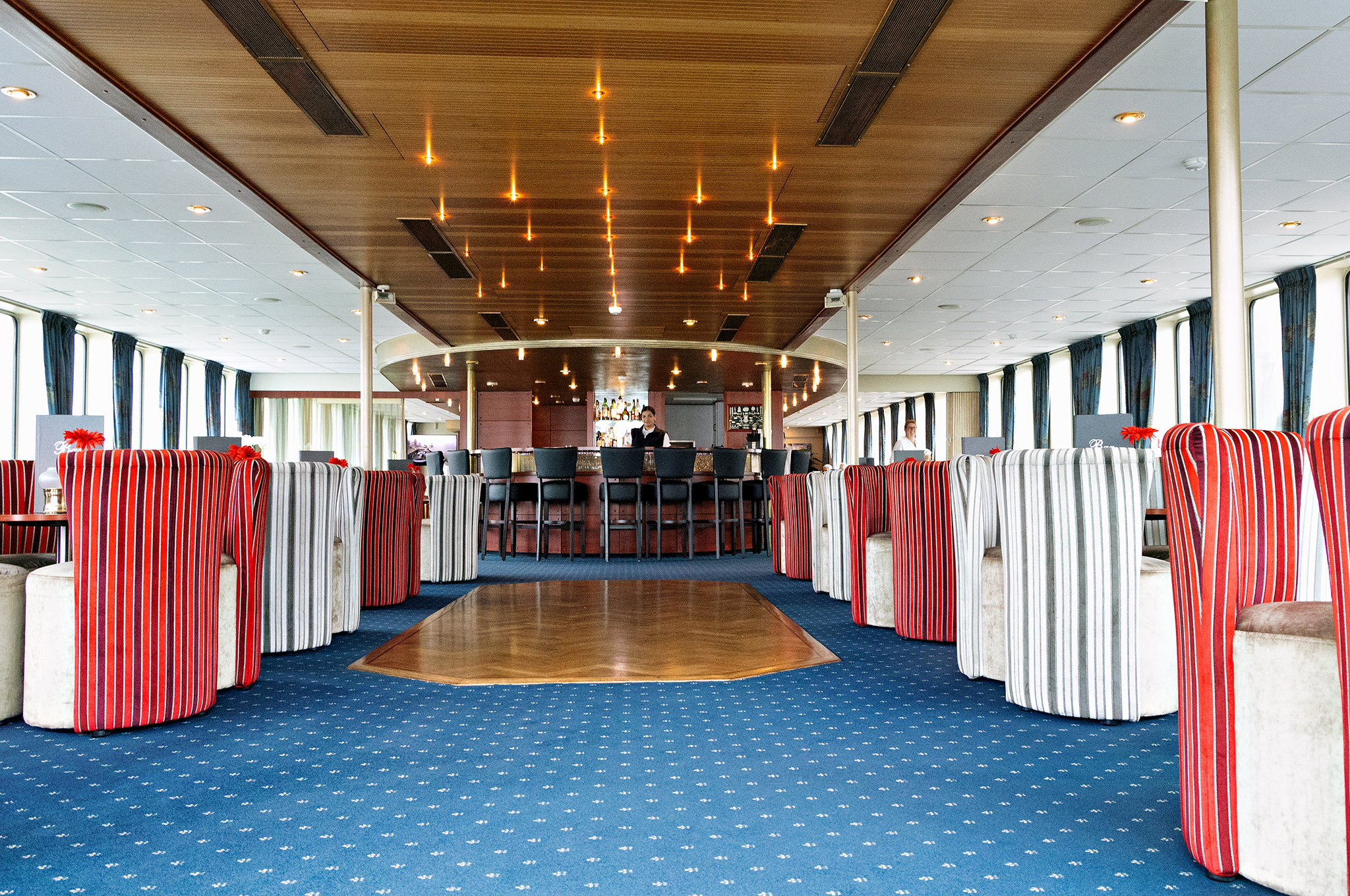 Panoramasalon mit Bar