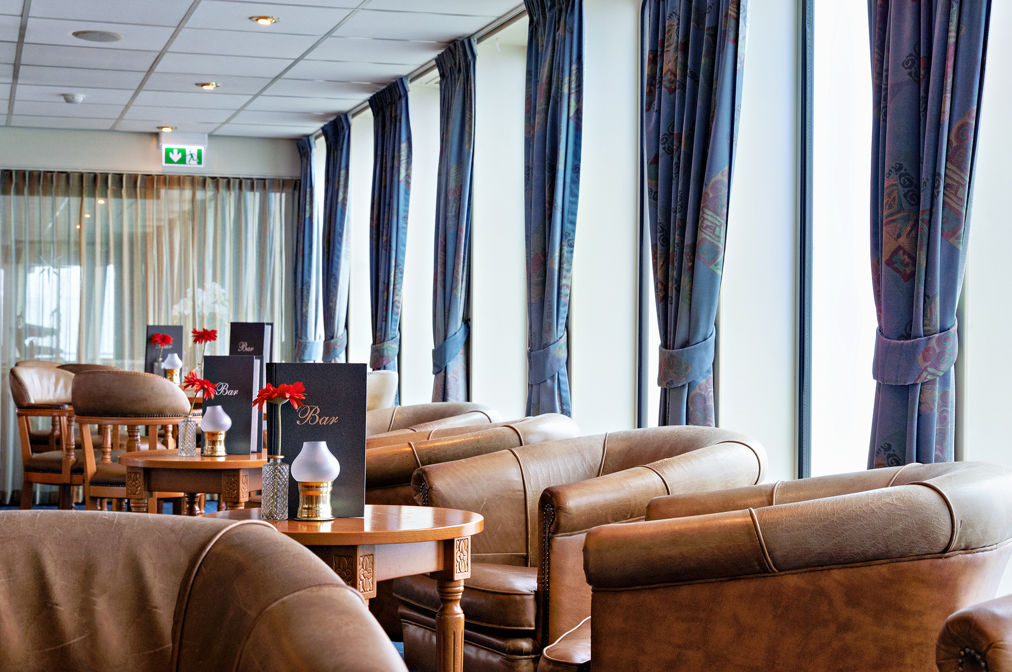 Panoramasalon mit Bar