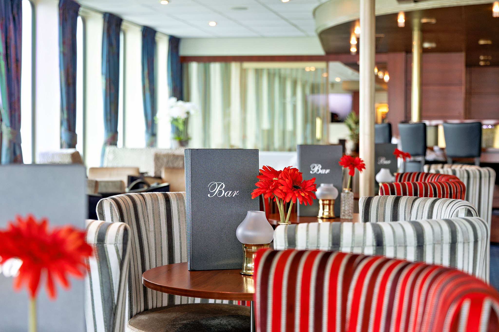 Panoramasalon mit Bar