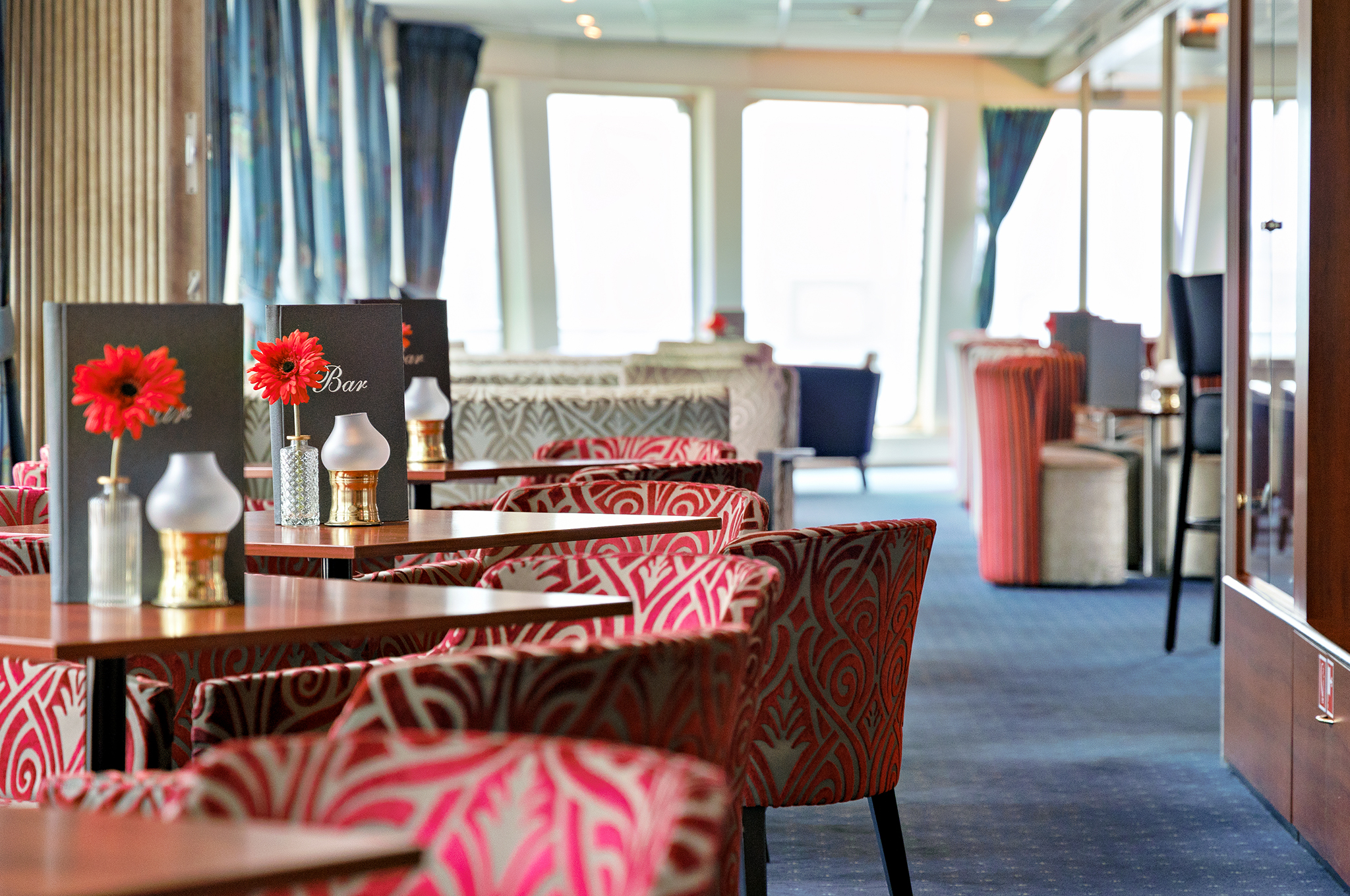 Panoramasalon mit Bar