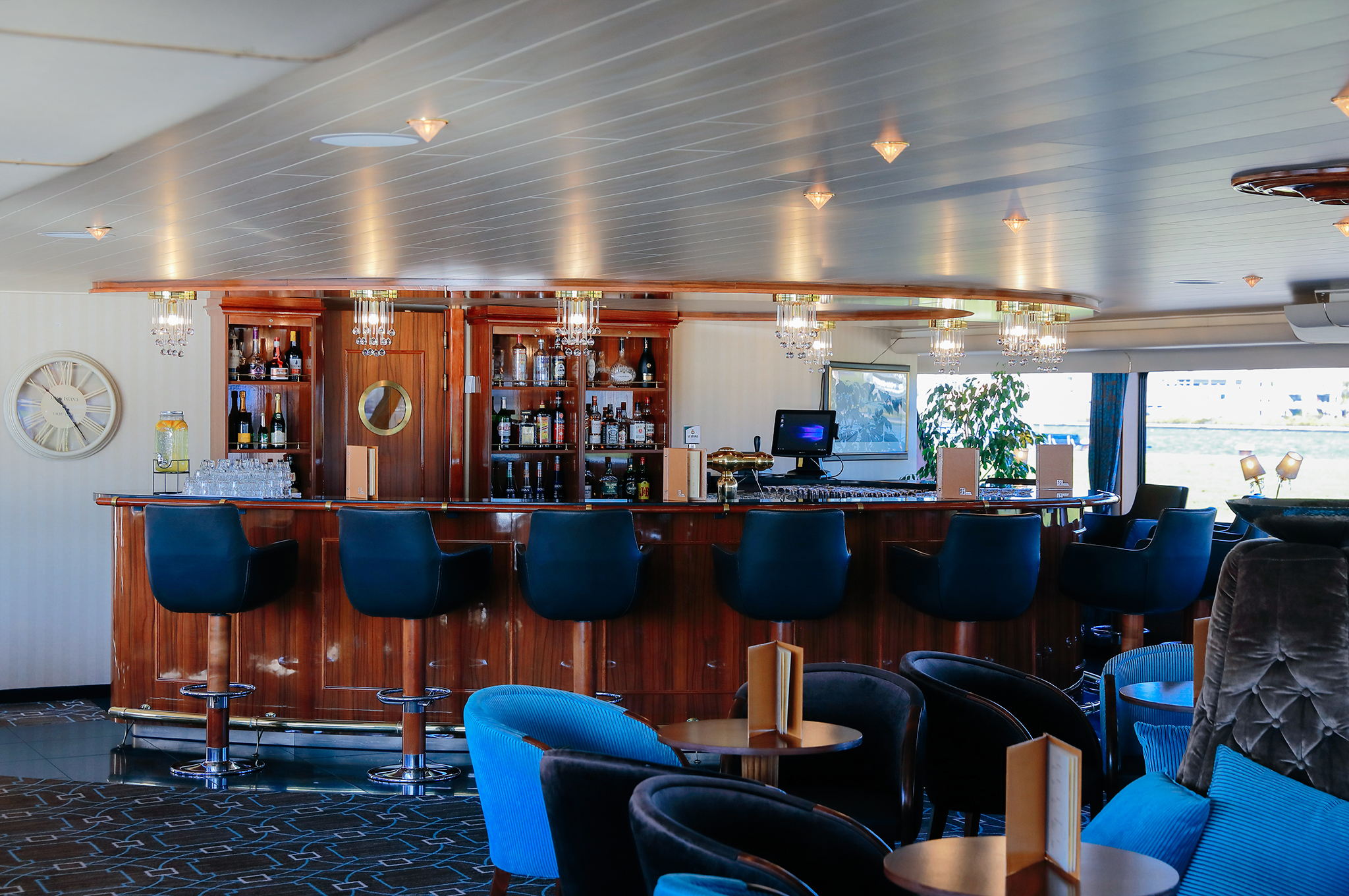 Panoramasalon mit Bar