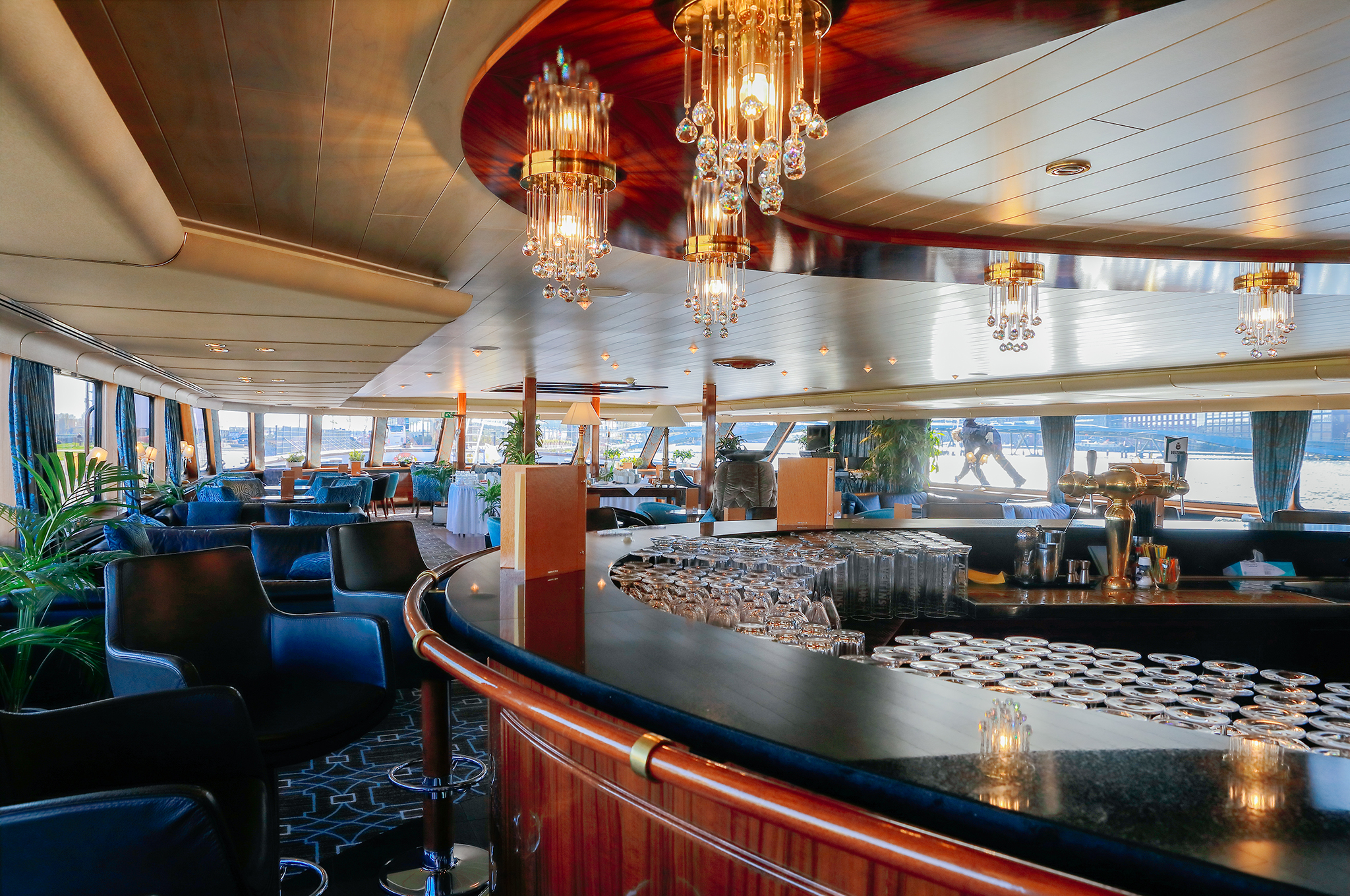 Panoramasalon mit Bar