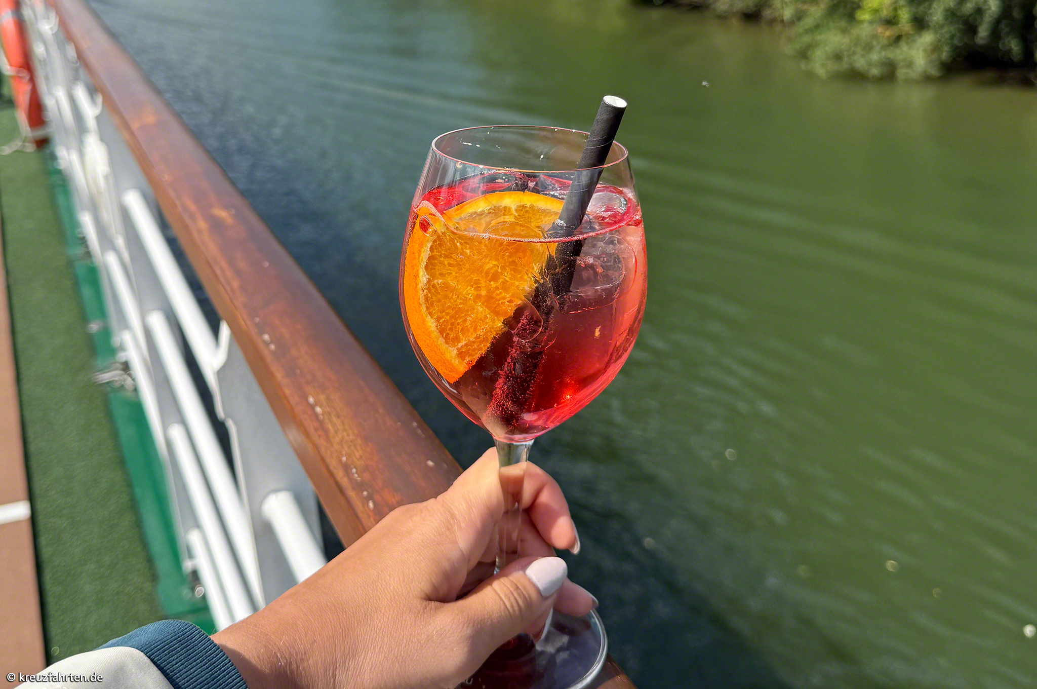 Cocktail am Sonnendeck genießen