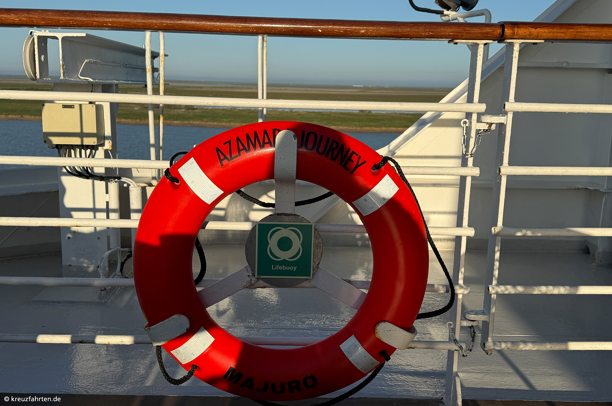 Rettungsring an der Reling der Azamara Journey