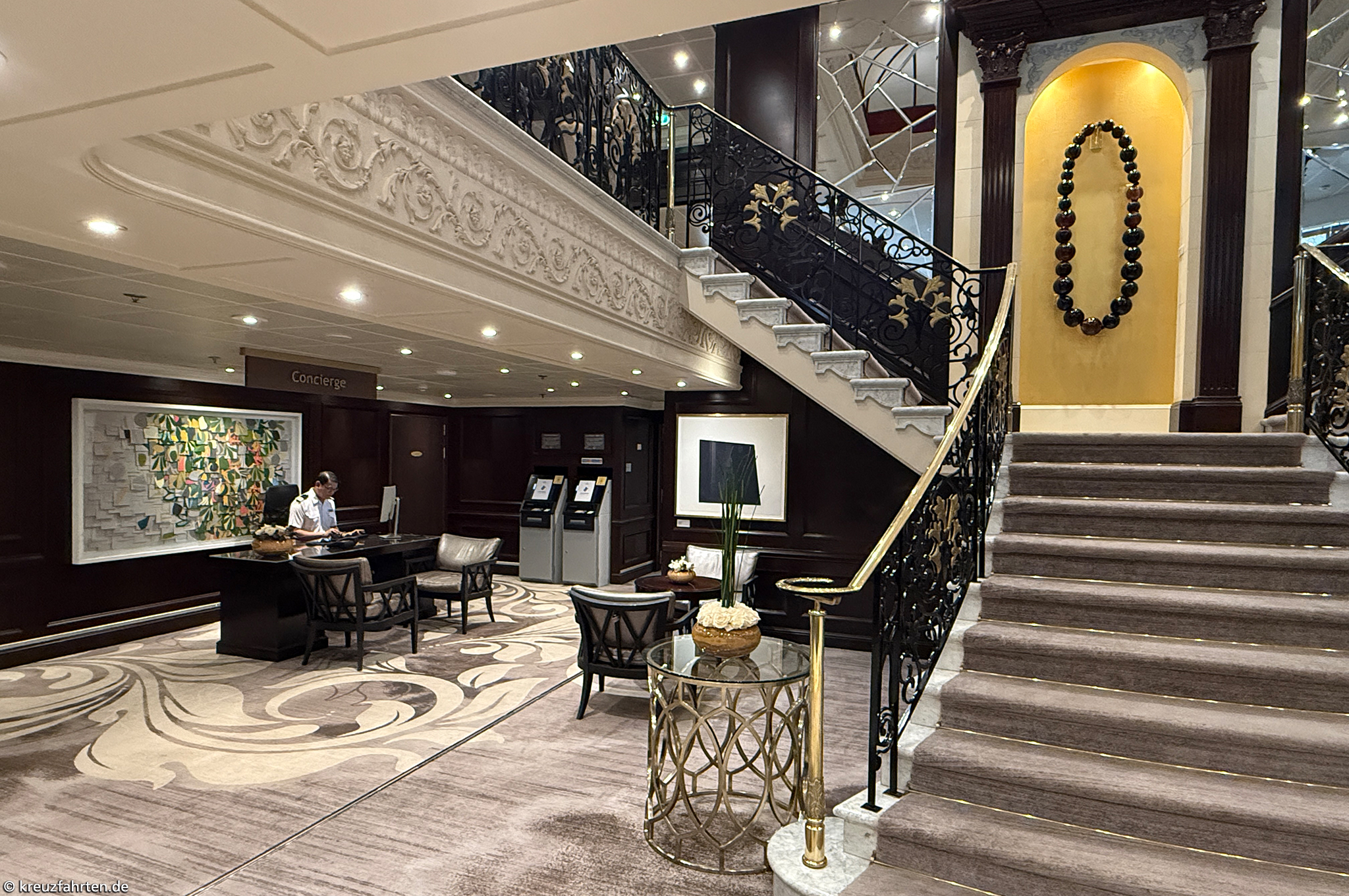 Lobby der Azamara Journey mit Treppenaufgang