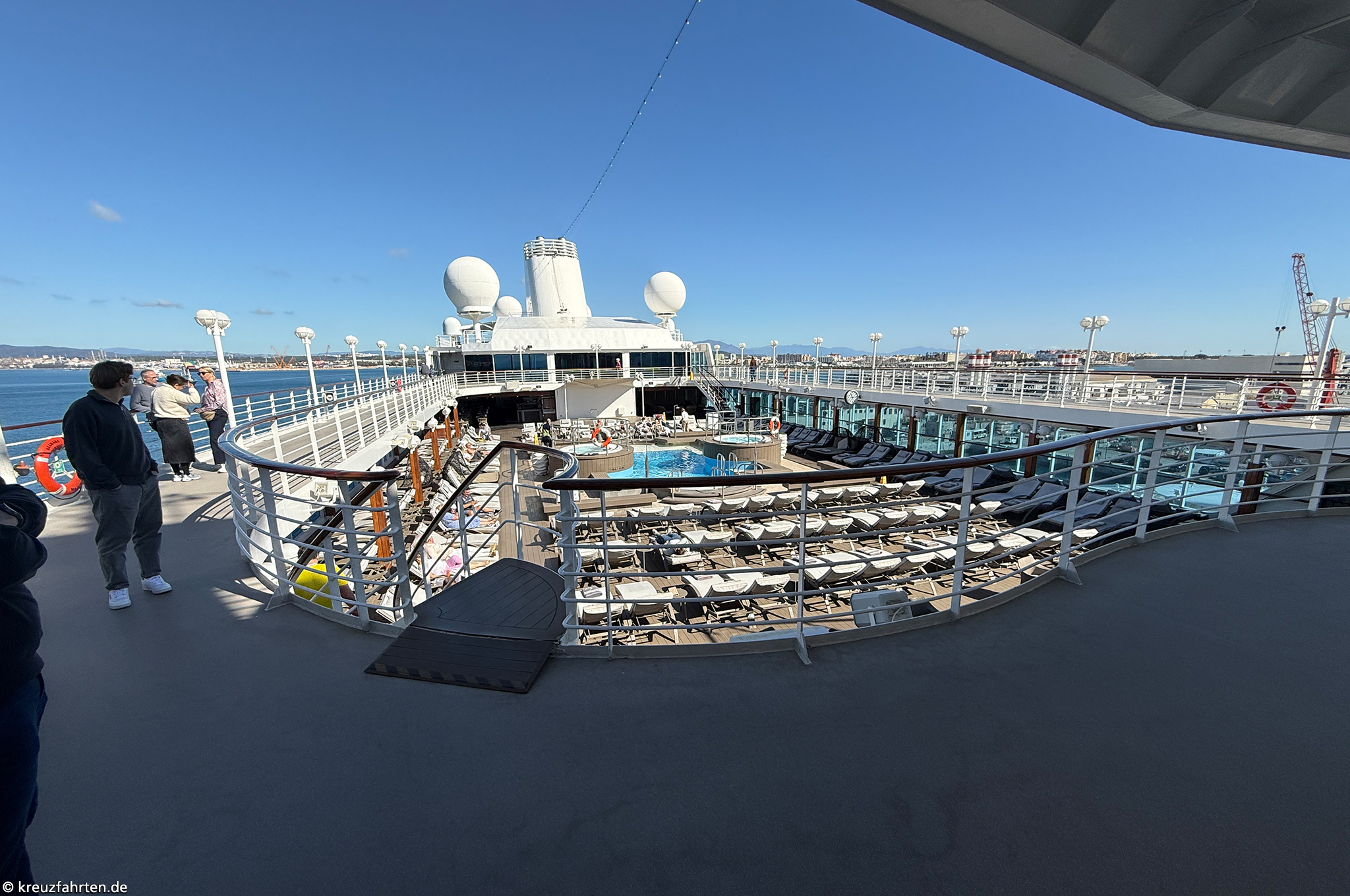 Blick auf den Poolbereich der Azamara Journey auf dem Sonnendeck