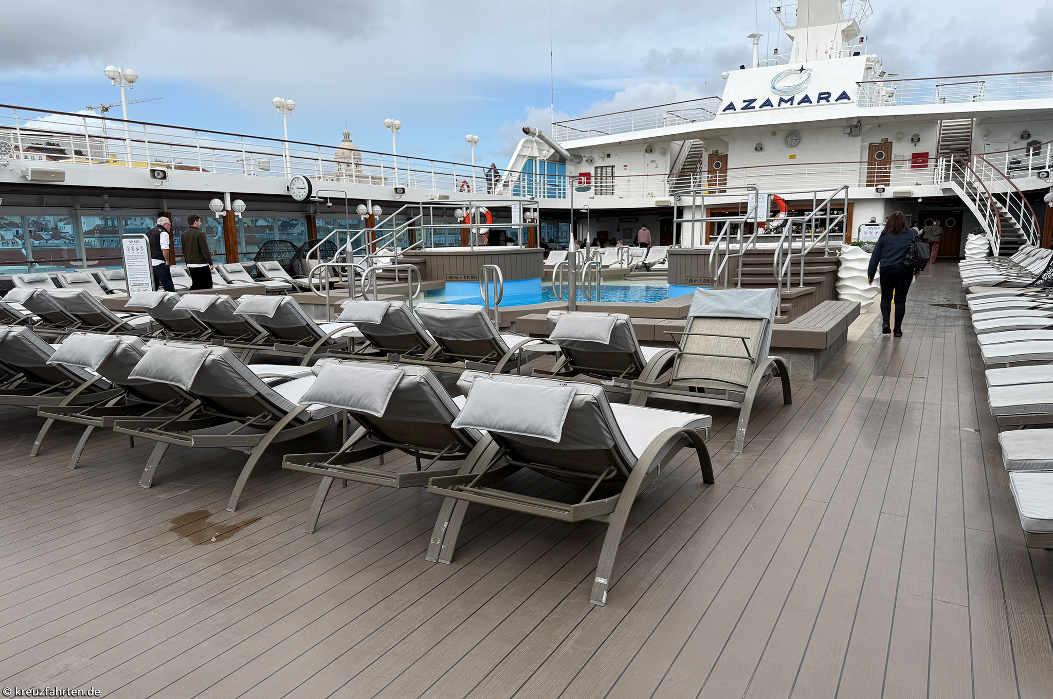 Poolbereich auf dem Sonnendeck der Azamara Journey mit Liegen und Sitzgelegenheiten