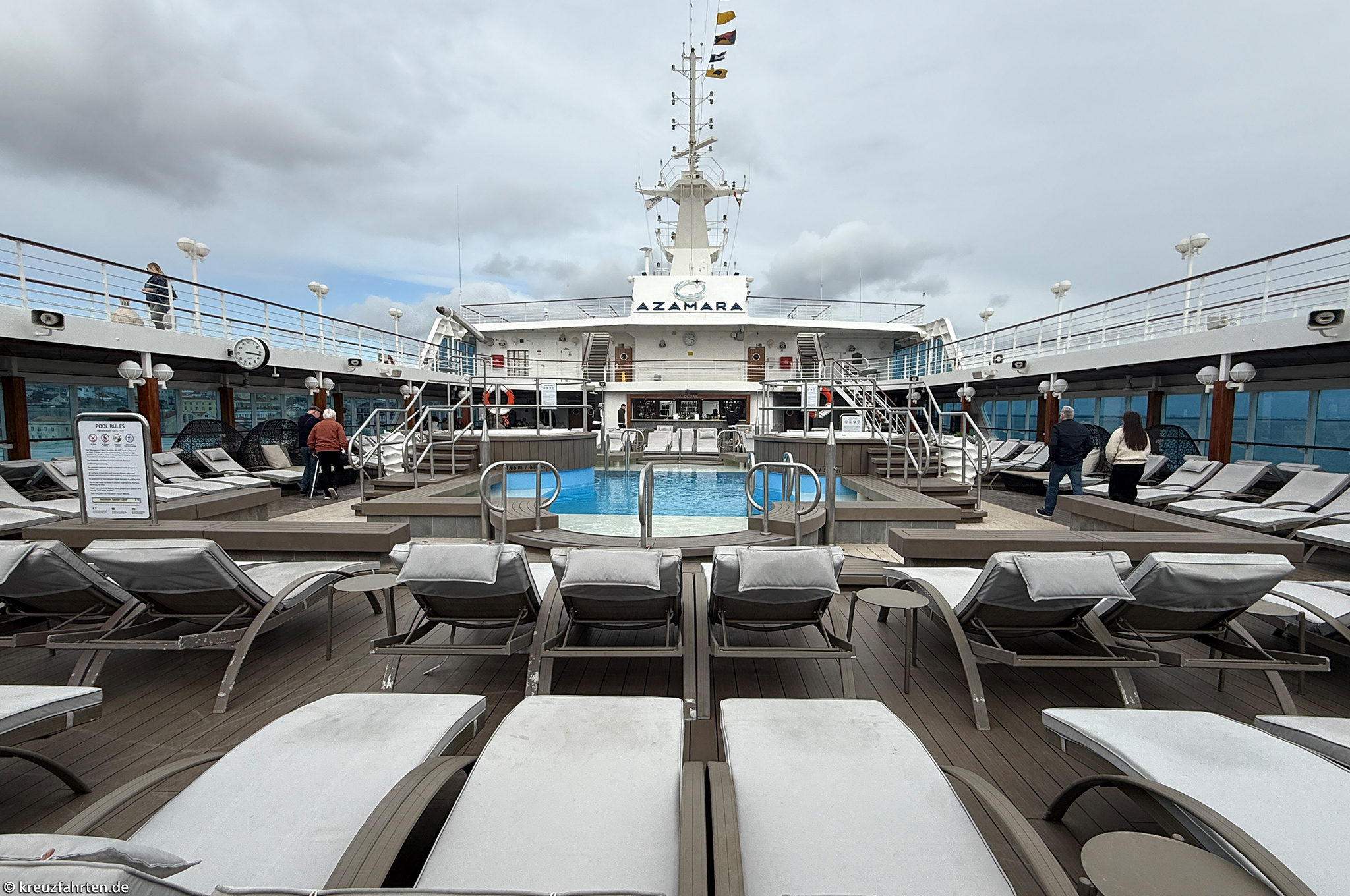 Poolbereich auf dem Sonnendeck der Azamara Journey mit Liegen und Sitzgelegenheiten