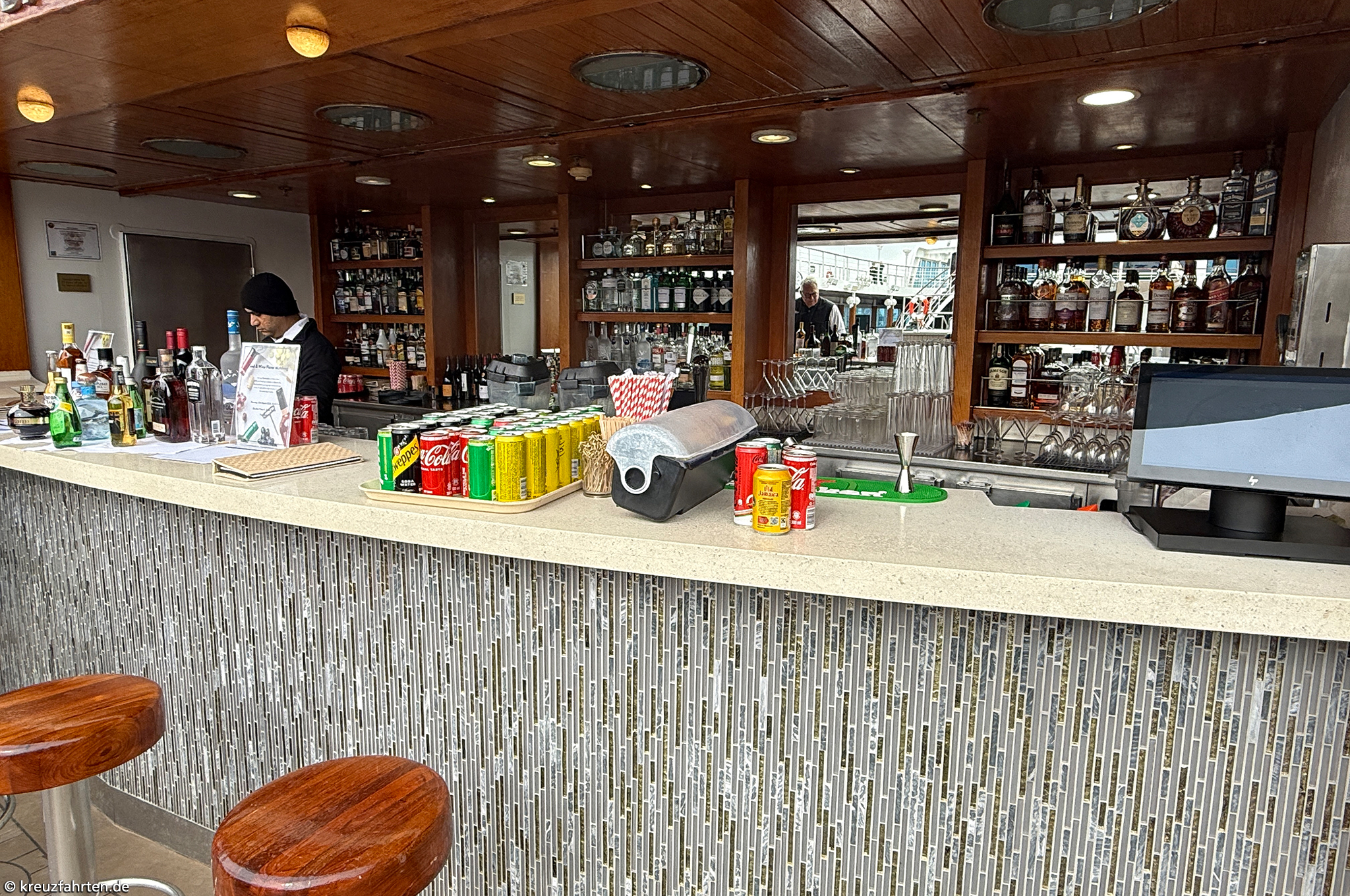 Bar am Poolbereich der Azamara Journey auf dem Sonnendeck