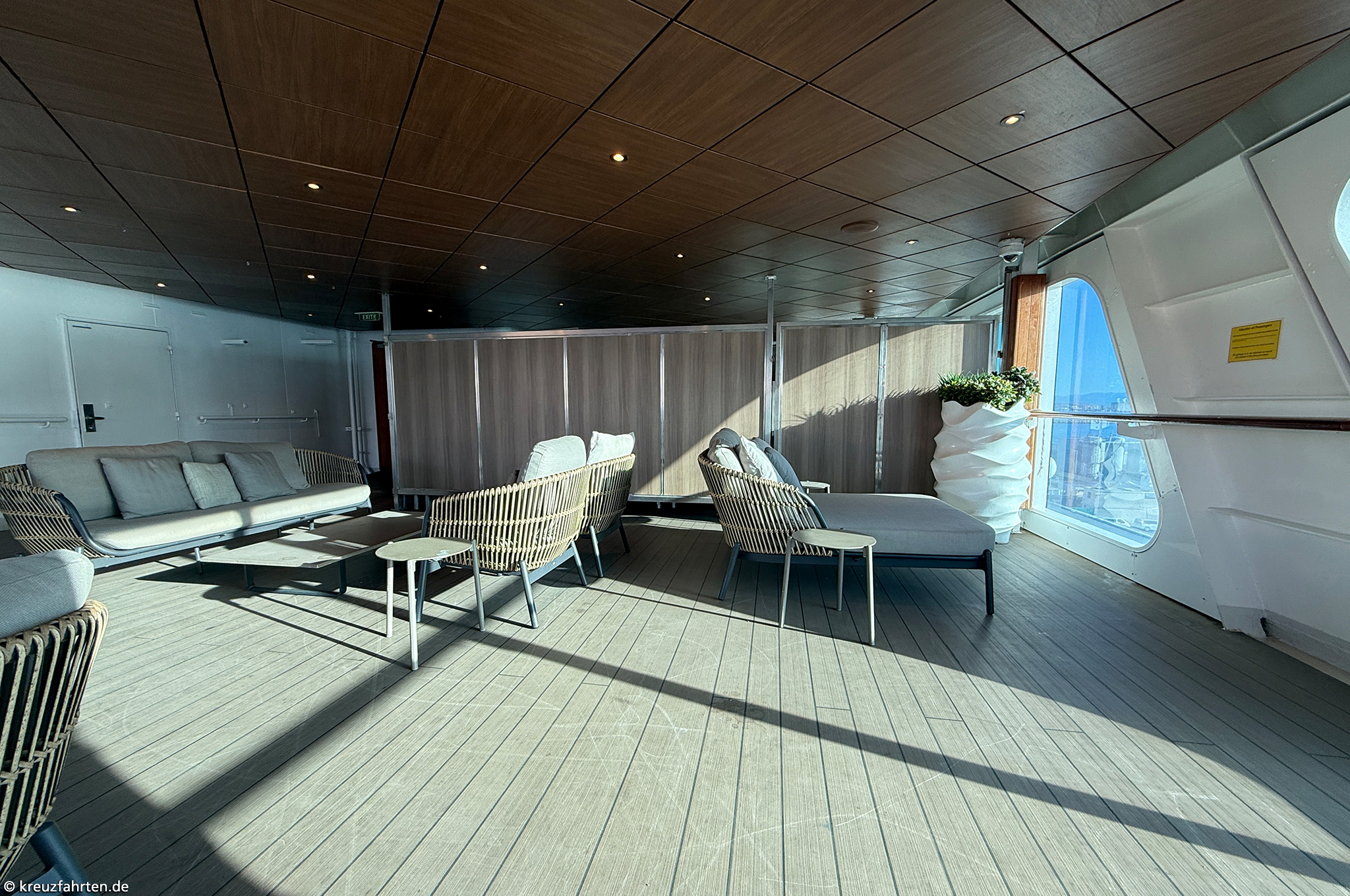 Sitzgelegenheiten am Poolbereich der Azamara Journey