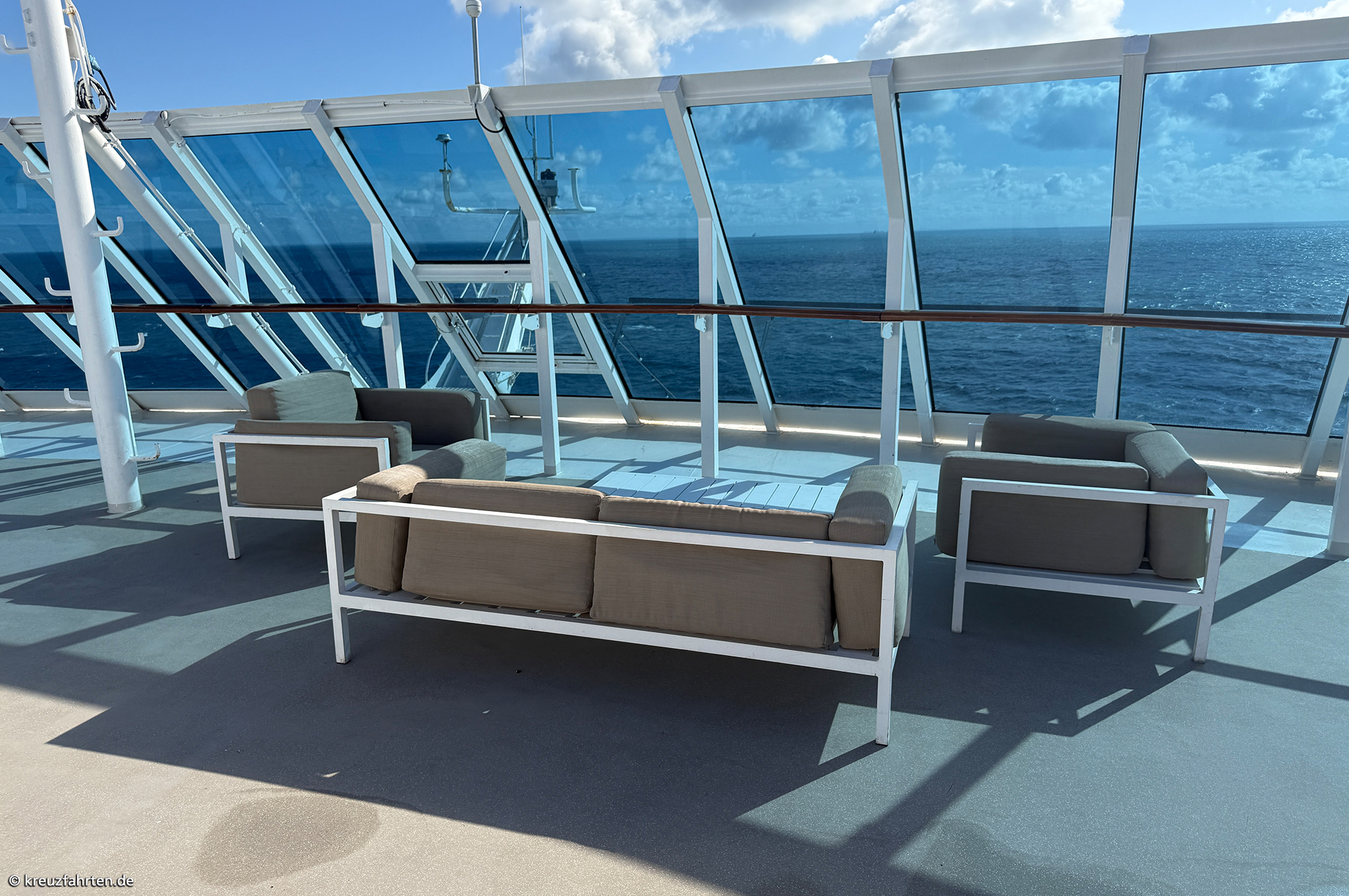 Sitzgelegenheiten auf dem Sonnendeck der Azamara Journey